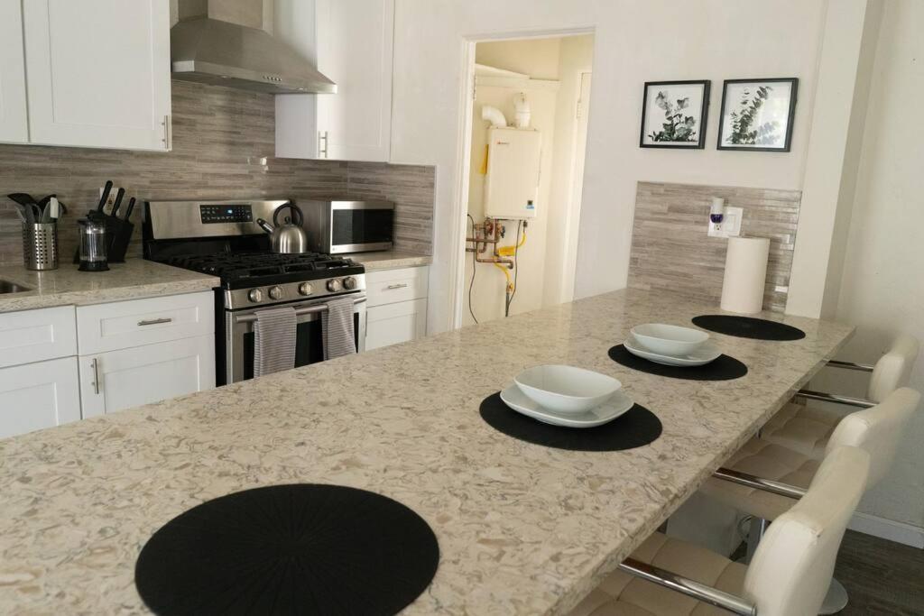 Spacious 2-bedroom Unit In Hollywood Appartement *